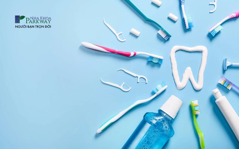 Các dụng cụ vệ sinh răng miệng gồm bàn chải, kem đánh răng, nước súc miệng và tăm nha khoa
