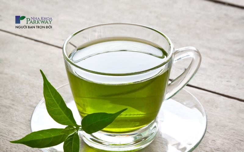 Hợp chất polyphenol trong lá trà xanh có thể ngăn không cho vi khuẩn sản xuất hydrogen sulfide gây hôi miệng