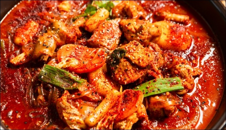 Tránh ăn đồ cay nóng khi bị nhiệt miệng