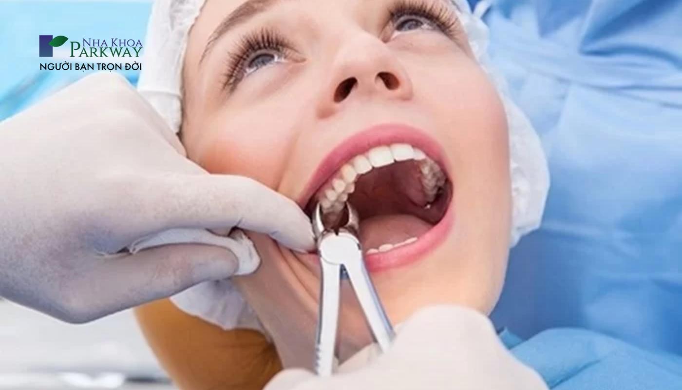Hình ảnh cô gái đang được bác sĩ nhổ răng sâu