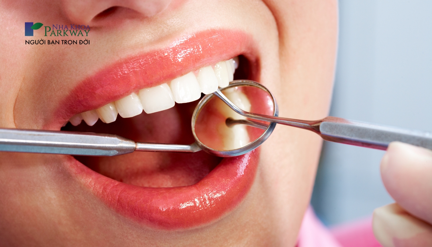 Thăm khám tình trạng răng trước khi nhổ răng sâu