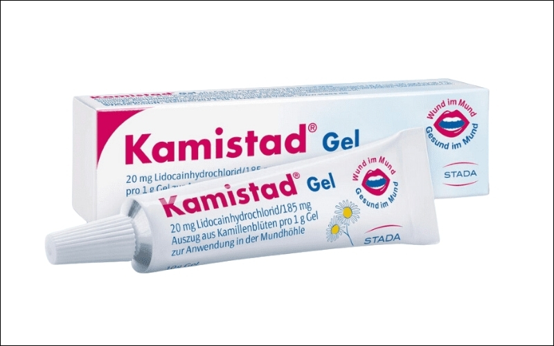 Kamistad-Gel N chứa lidocaine và chamomile, có tác dụng giảm đau và kháng viêm