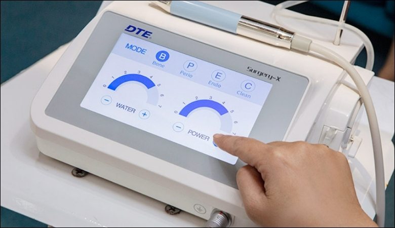 Máy Piezotome có màn hình điều khiển trực quan