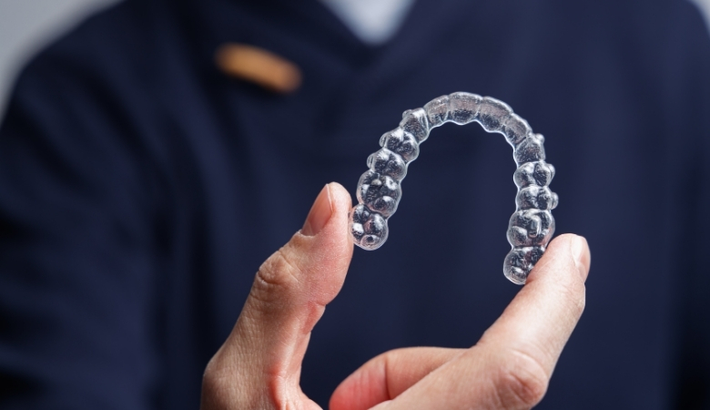 Niềng răng khểnh với phương pháp niềng invisalign