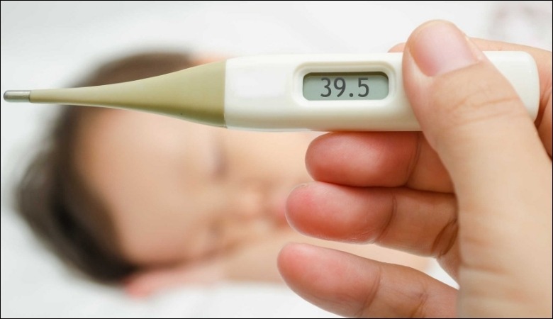 Cha mẹ nên đưa bé đi khám nếu có dấu hiệu sốt cao 39 độ 