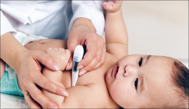 Sốt nhẹ là biểu hiện phổ biến khi bé mọc răng