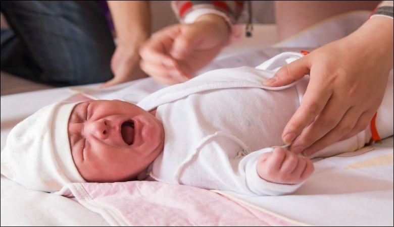 Trẻ thường quấy khóc khi sốt mọc răng