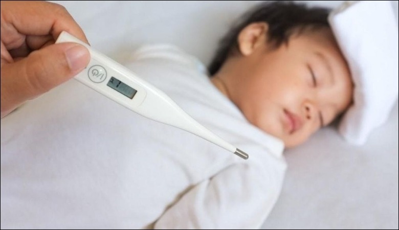 Chườm ấm giúp trẻ nhanh hạ sốt 