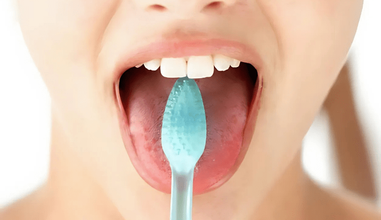 Cạo lưỡi bằng bàn chải đánh răng