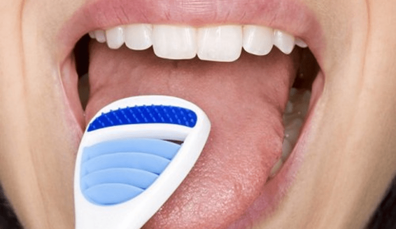 Cạo lưỡi bằng dụng cụ chuyên dụng