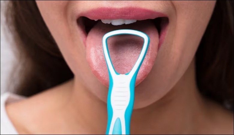 Cạo lưỡi đúng cách giúp làm sạch vi khuẩn và phòng ngừa bênh nha chu