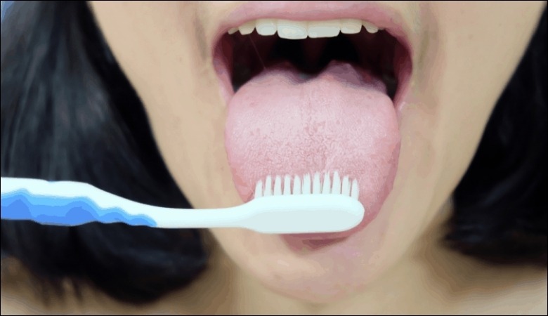 Cạo lưỡi bằng bàn chải đánh răng lông mềm