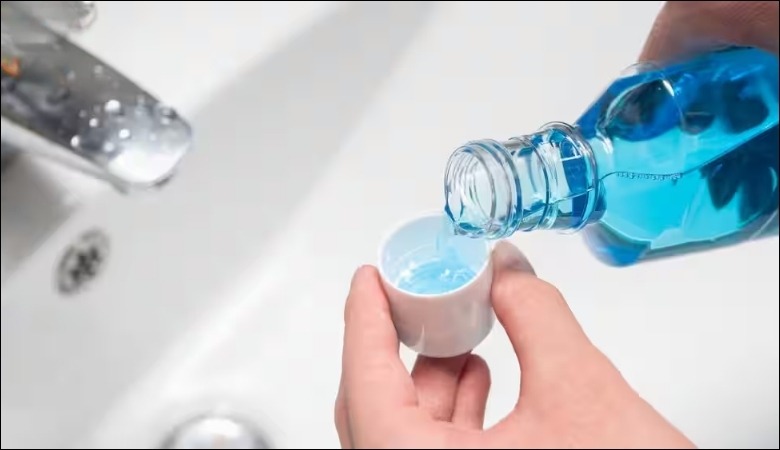 Vệ sinh lưỡi với nước súc miệng chuyên dụng