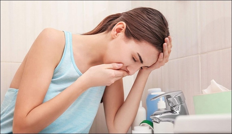 Cạo lưỡi sai cách có thể gây buồn nôn