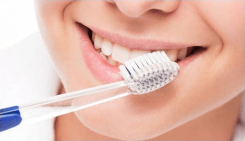 Đánh răng bằng bàn chải lông mềm sau khi làm cầu sứ