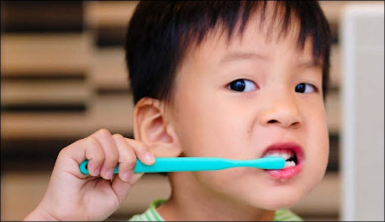 Cha mẹ nên hướng dẫn trẻ đánh răng đúng cách sau khi chụp thép răng sữa