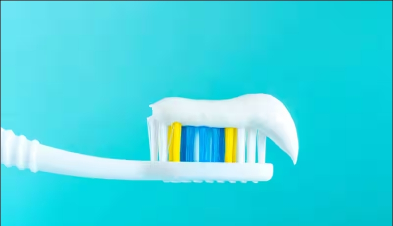 Sử dụng kem đánh răng chứa Flour để men răng chắc khỏe