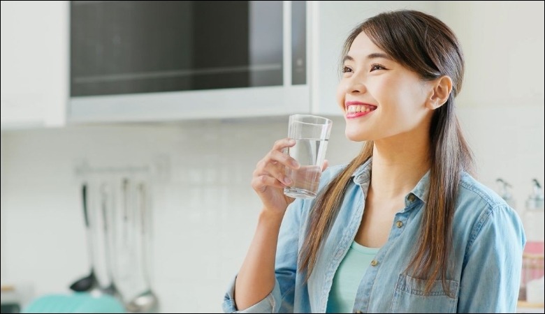 Uống đủ nước để tránh khô miệng và đắng miệng