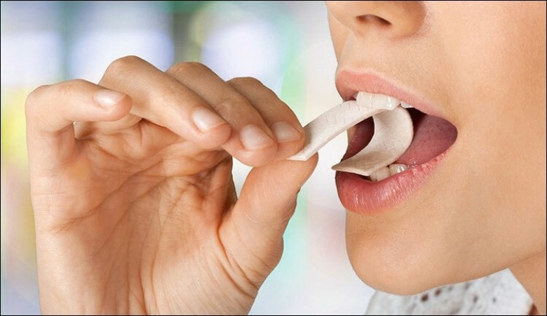 Nhai kẹo cao su để giảm hôi miệng và đẩy lùi cảm giác miệng đắng