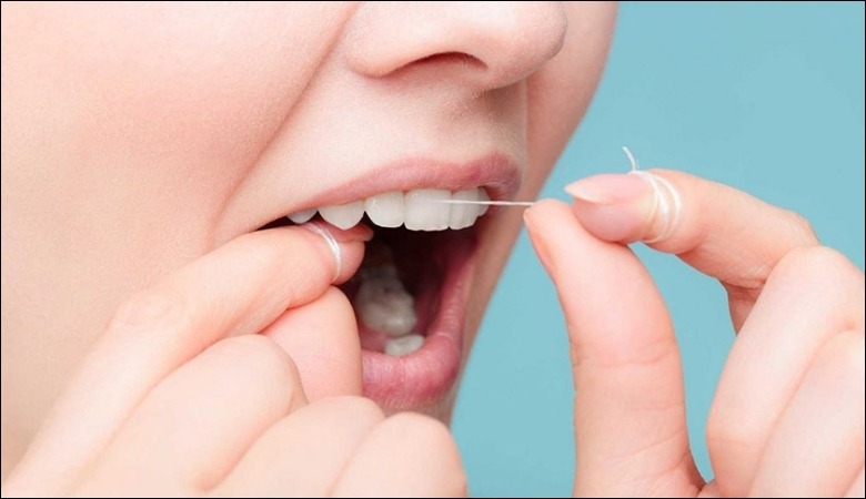 Sử dụng chỉ nha khoa để làm sạch mảng bám trong kẻ răng