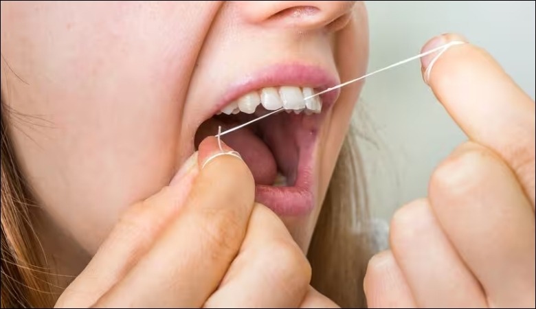 Dùng chỉ nha khoa sai cách dẫn đến chảy máu răng