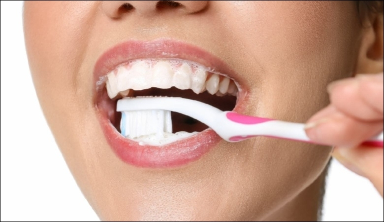 Răng chó mọc lệch gây khó khăn khi vệ sinh 