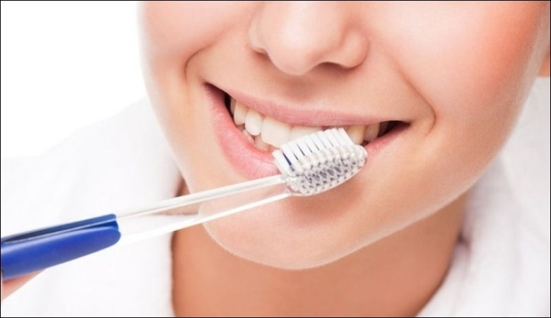 Răng vẩu có thể gây khó khăn khi vệ sinh răng miệng