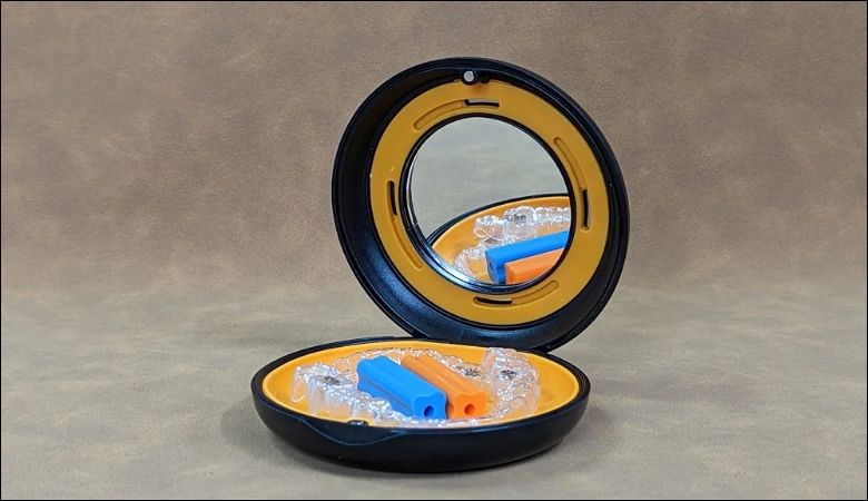 Bảo quản máng chống nghiến răng trong hộp đựng sạch sẽ và khô ráo