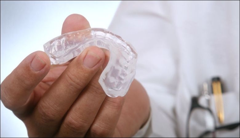 Máng chống nghiến răng là dụng cụ nha khoa giúp ngăn sự tiếp xúc trực tiếp giữa hai hàm răng