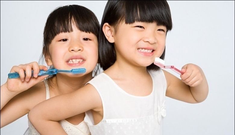Khuyến khích trẻ đánh răng thường xuyên để phòng ngừa sún răng