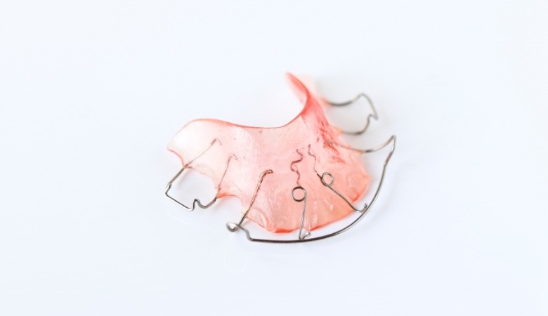 Đeo hàm duy trì giúp tránh tình trạng các răng bị xô lệch về vị trí cũ