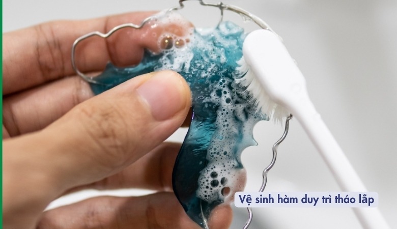Vệ sinh hàm duy trì tháo lắp với bàn chải