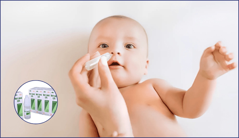 Nhỏ mũi bằng nước muối sinh lý