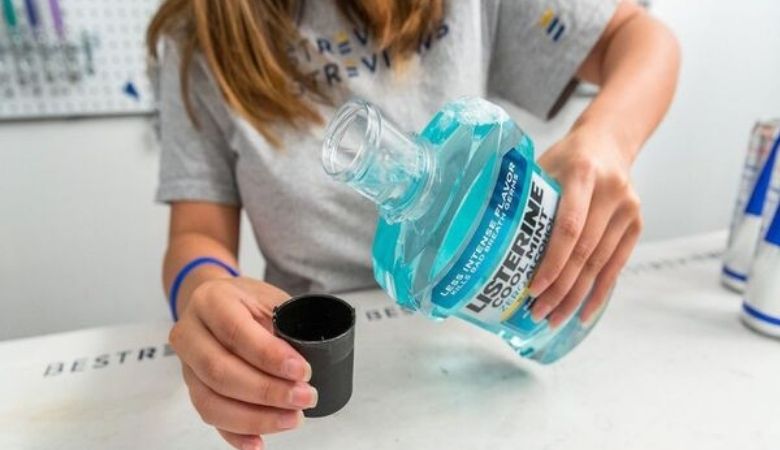 Dùng Listerine với 20ml dung dịch trong 30 giây, 2 lần mỗi ngày sau khi chải răng