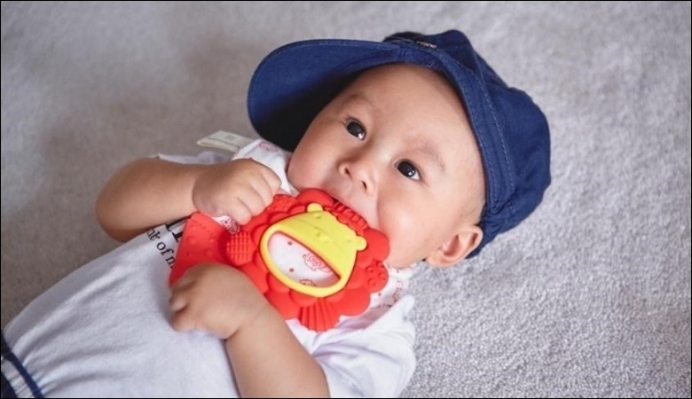 Cách giảm khó chịu cho trẻ khi mọc răng